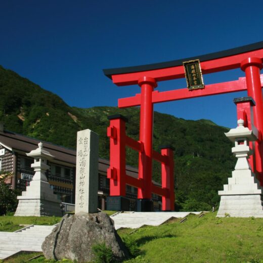 「語るなかれ」「聞くなかれ」 自然崇拝の原型を今に留める貴重な神域の神社 神秘が息づく行の山「湯殿山」６月1日（土）開山祭